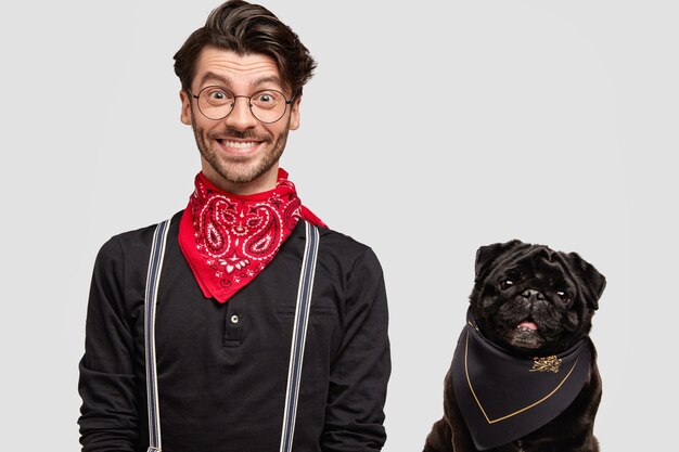 Stijlvolle brunet man met rode bandana naast hond