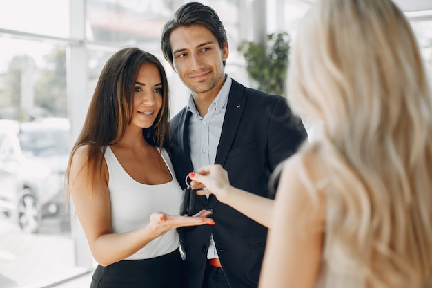 Stijlvolle en elegante mensen in een autosalon