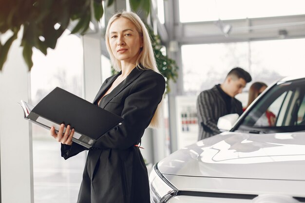 Stijlvolle en elegante mensen in een autosalon