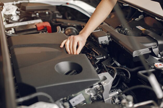 Stijlvolle en elegante vrouw in een auto salon