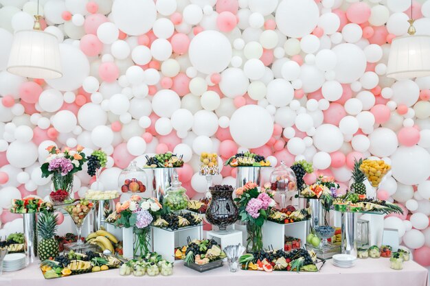 Stijlvolle en rijke tafel met snoep en fruit voor de gasten