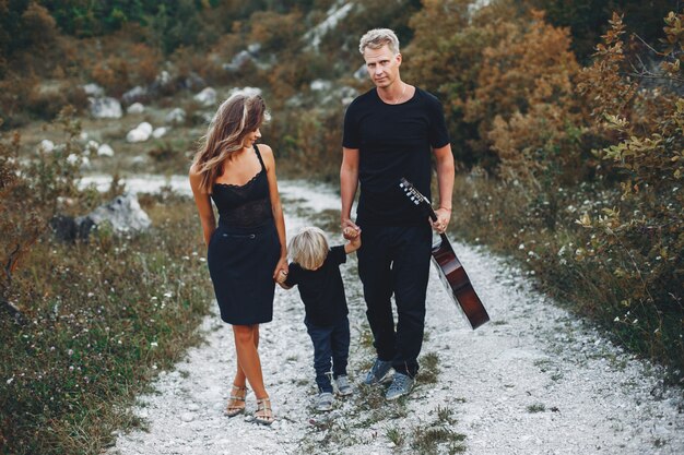 Stijlvolle familie in een park