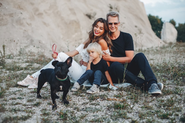 Stijlvolle familie in een park