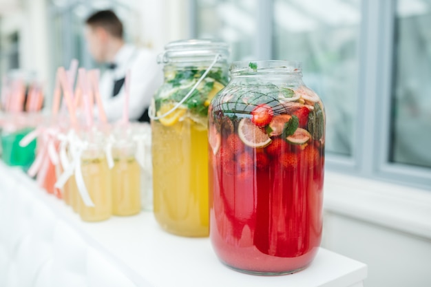 Stijlvolle fruitcocktails van verschillende kleuren