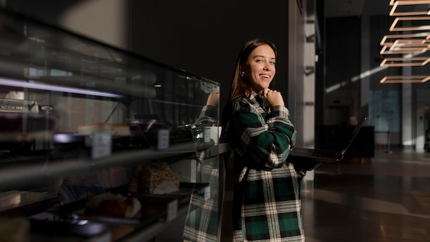 Stijlvolle jonge vrouw die van koffie geniet