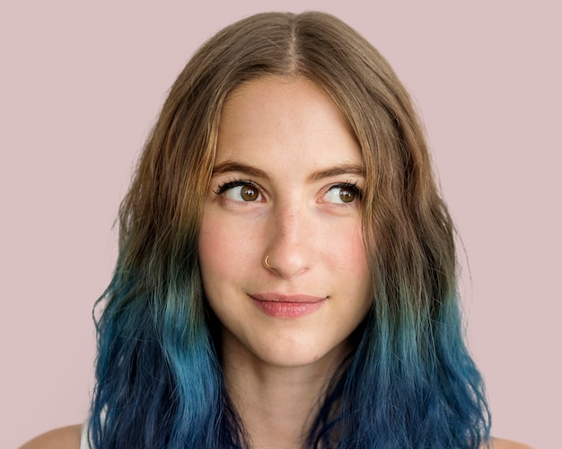 Stijlvolle jonge vrouw, lachend gezicht portret met blauw haar