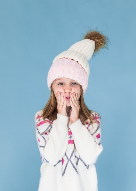 Gratis foto stijlvolle kleine meisje winter gekleed