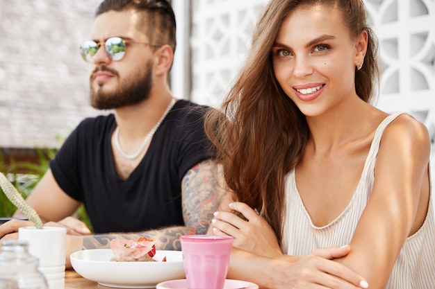 Stijlvolle man en vrouw zitten in café