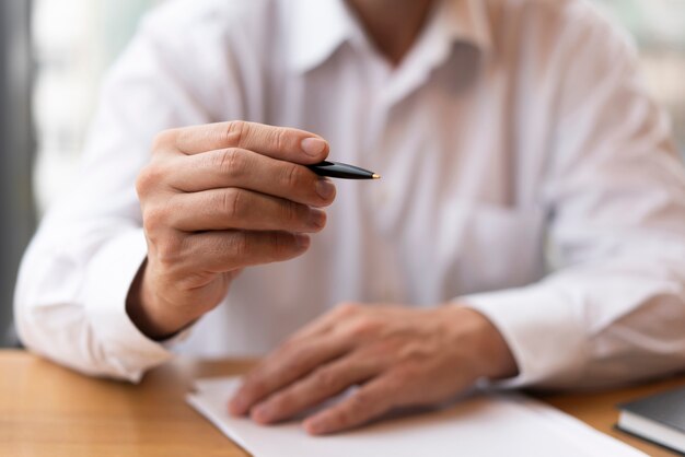 Stijlvolle man met pen vooraanzicht