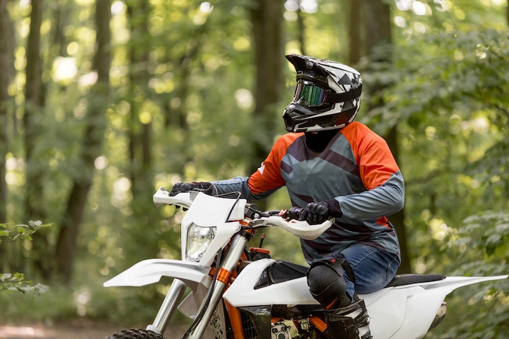 Gratis Foto stijlvolle man rijden motor in het bos