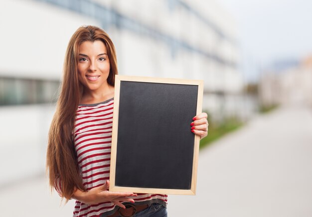 Stijlvolle meisje bedrijf schoolbord.