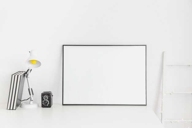 Stijlvolle, minimalistische werkplek in witte kleur met whiteboard
