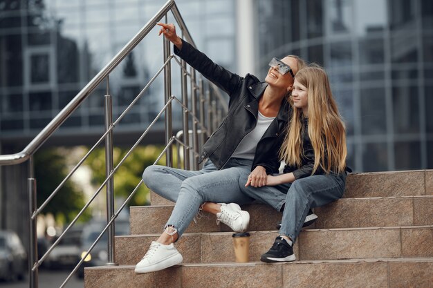 Stijlvolle moeder met dochter in een zomerstad