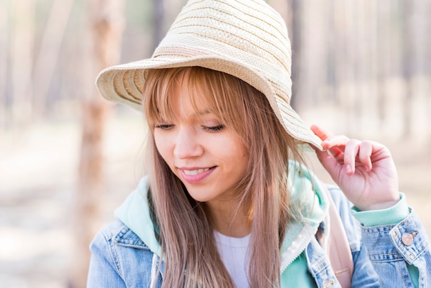 Gratis foto stijlvolle mooie jonge vrouw met hoed