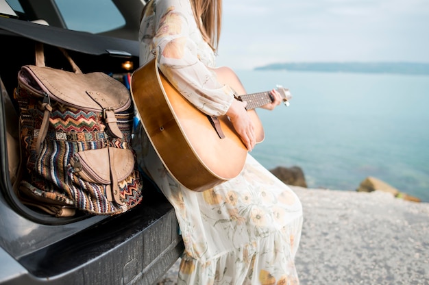 Gratis foto stijlvolle reiziger akoestische gitaar spelen