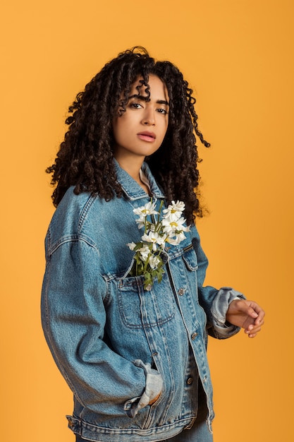 Stijlvolle romantische vrouw met bloemen in jas