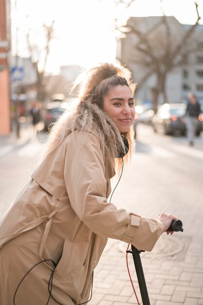 Stijlvolle tiener elektrische scooter rijden