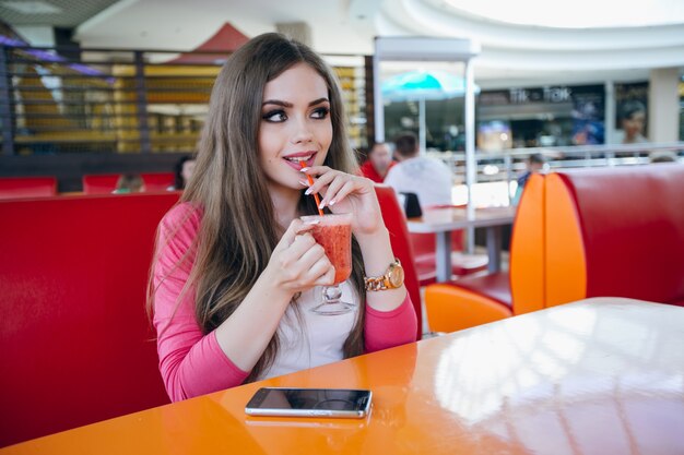 Stijlvolle tiener met een drankje