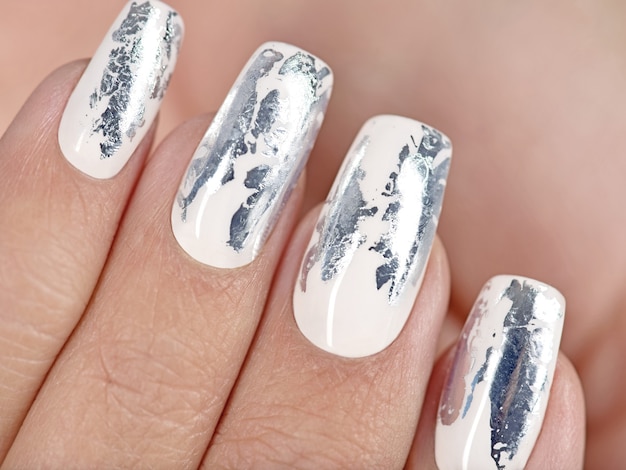 Stijlvolle trendy vrouwelijke zilveren manicure.