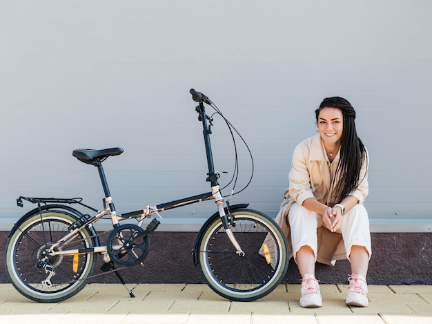 Stijlvolle volwassen vrouw poseren met milieuvriendelijke fiets
