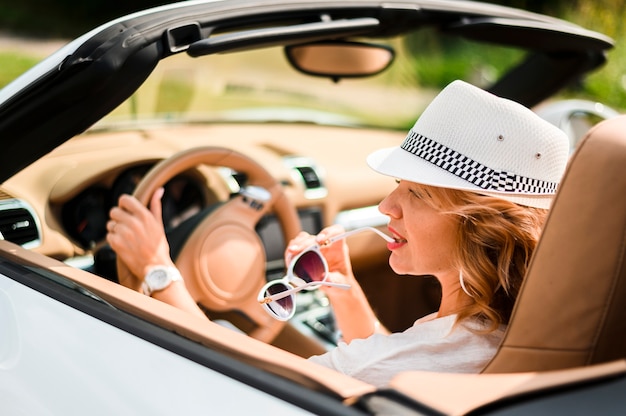 Stijlvolle vrouw achteraanzicht rijden