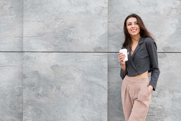 Gratis foto stijlvolle vrouw buiten ontspannen