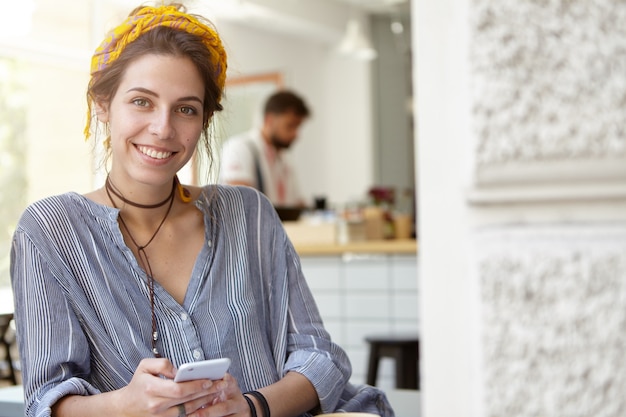 Gratis foto stijlvolle vrouw gele bandana dragen