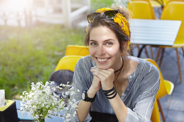 Stijlvolle vrouw gele bandana dragen