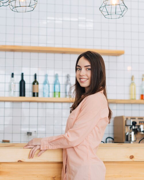 Stijlvolle vrouw in de buurt van de teller