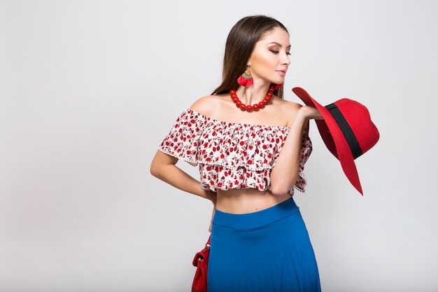 Stijlvolle vrouw in geïsoleerde zomer outfit poseren in mode trend geïsoleerd