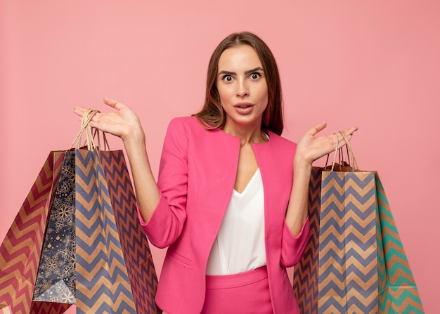 Stijlvolle vrouw met boodschappentassen