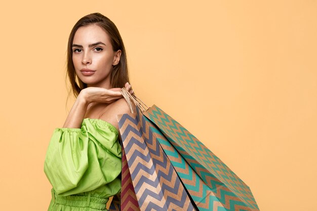 Stijlvolle vrouw met boodschappentassen