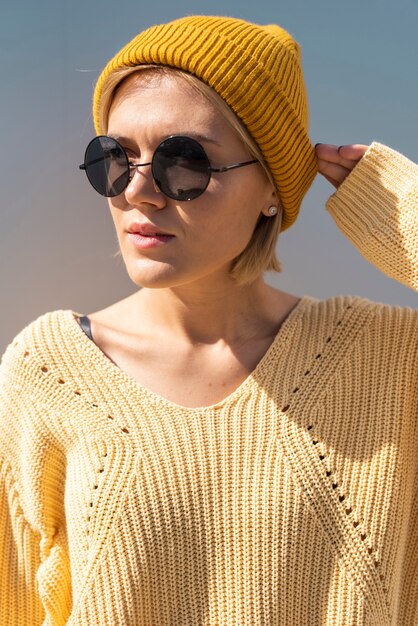 Stijlvolle vrouw poseren in de zon