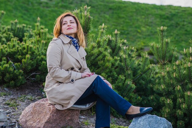 Stijlvolle vrouw poseren in het park