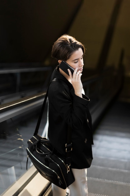 Gratis foto stijlvolle vrouw praten over de telefoon