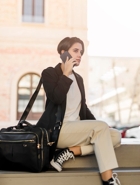 Stijlvolle vrouw praten over de telefoon