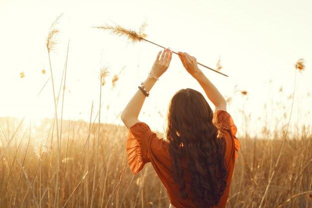 Stijlvolle vrouw tijd doorbrengen in een zomer-veld