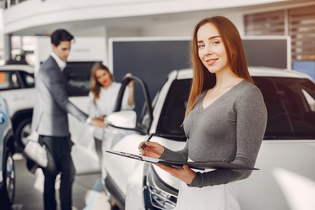 Stijlvolle vrouw twee in een autosalon