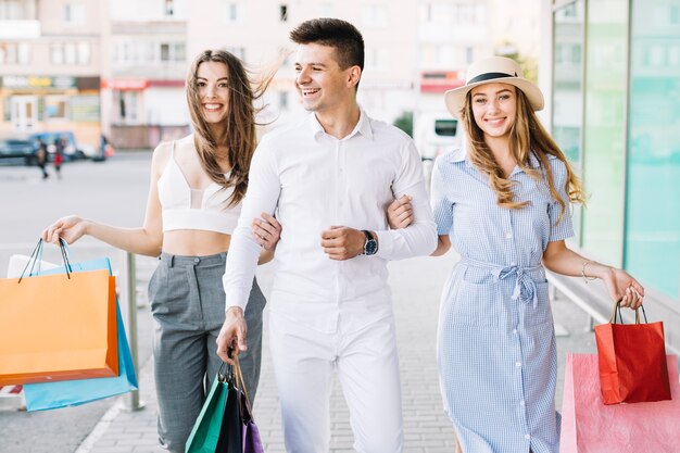 Stijlvolle vrouwen met man samen winkelen