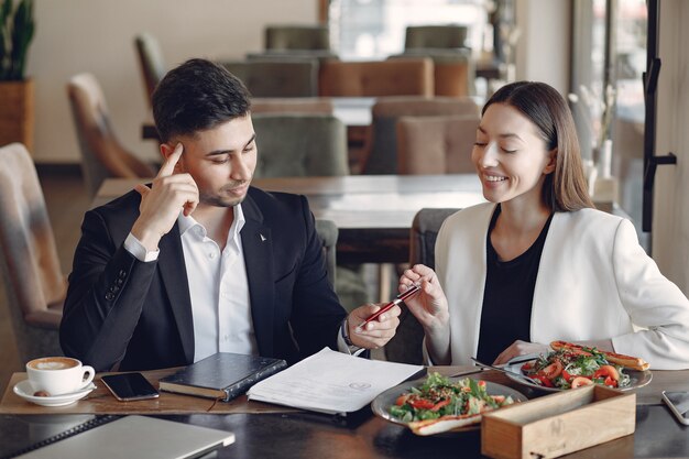 Stijlvolle zakenman werken in een kantoor en gebruik de telefoon