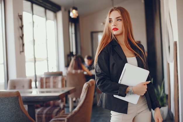 Stijlvolle zakenvrouw in een café