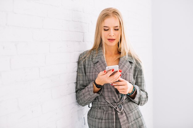 Stijlvolle zakenvrouw met behulp van smartphone