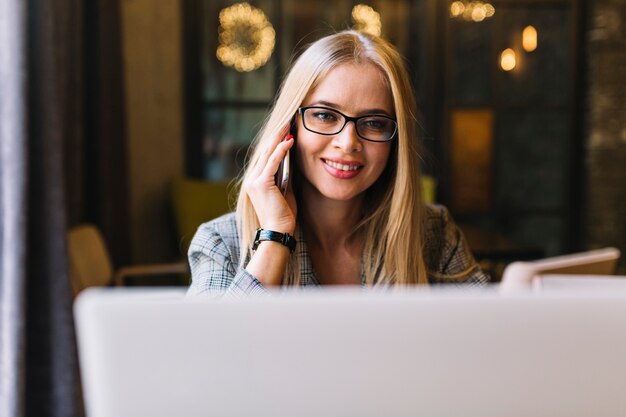 Stijlvolle zakenvrouw met laptop in gezellige koffieshop