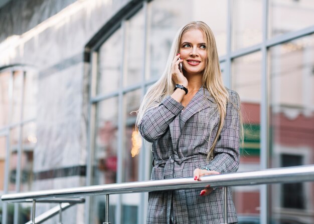 Stijlvolle zakenvrouw telefoongesprek