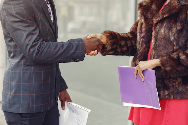 Gratis foto stijlvolle zwarte paar hebben een zakelijk gesprek