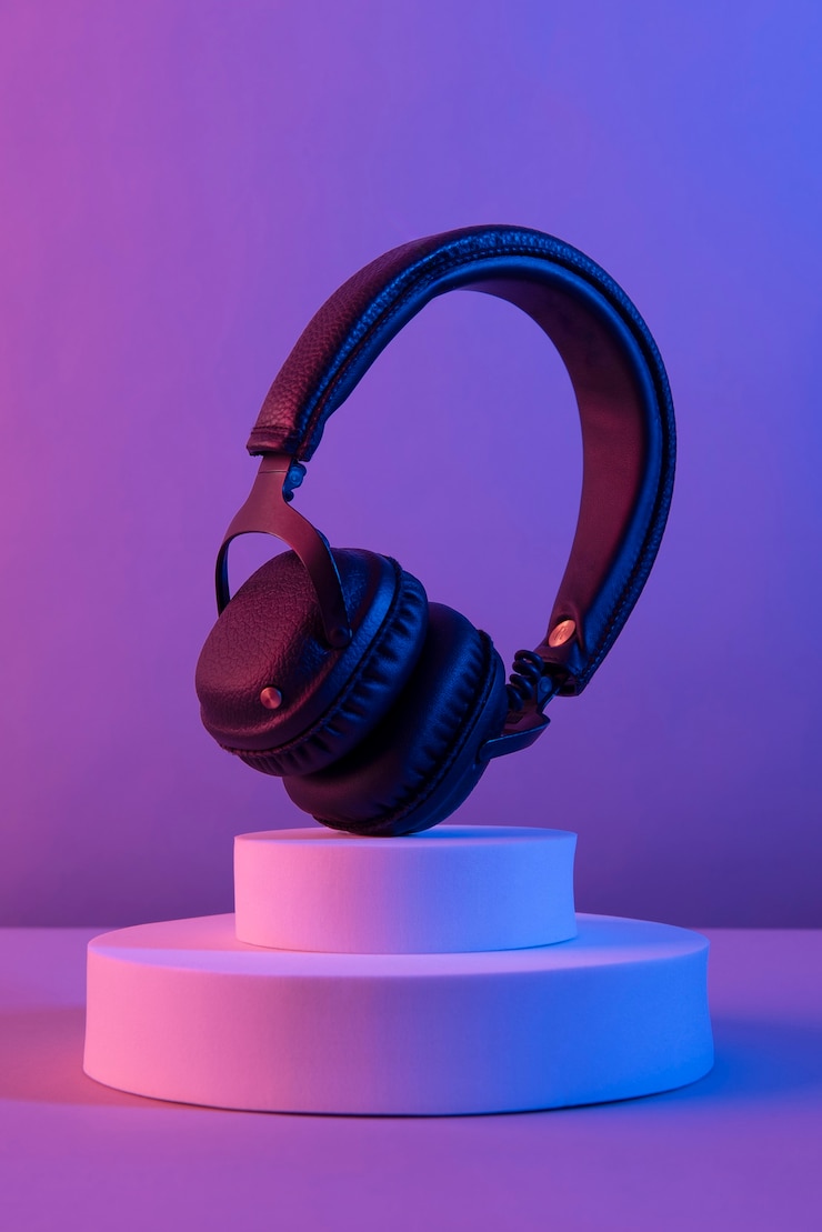 Gratis Foto stille leven van draadloze cyberpunk koptelefoon