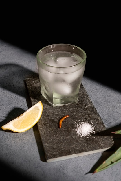 Stille leven van mezcal drank met maguey worm