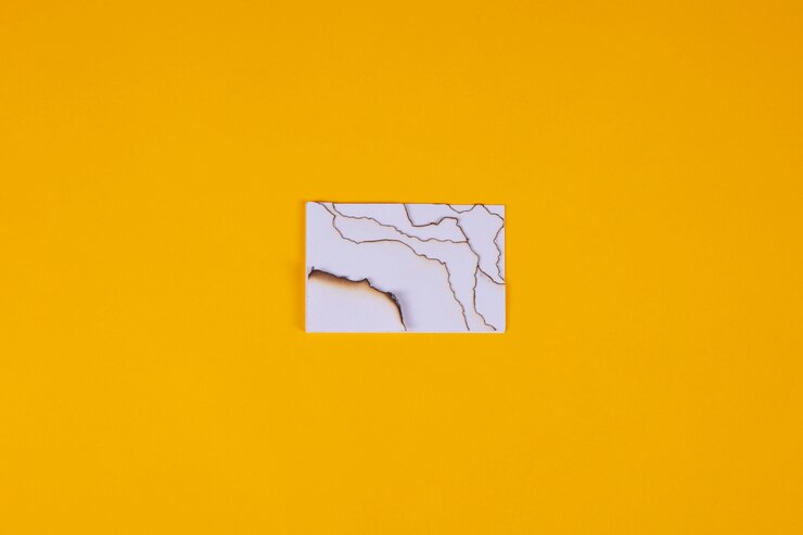 Gratis Foto stille leven van verbrand papier.