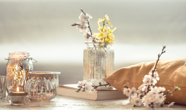 stilleven bloemen met decoratieve voorwerpen in de woonkamer