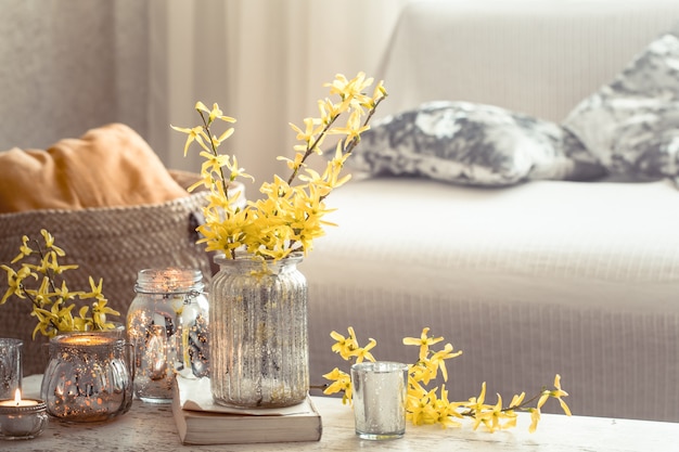 stilleven bloemen met decoratieve voorwerpen in de woonkamer